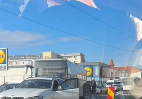 Doi șoferi au blocat traficul cu mașinile și s-au luat la bătaie pe o stradă din Timișoara I VIDEO