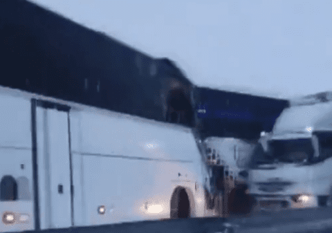 Momentul în care două autocare se ciocnesc în Turcia, într-un accident în care a mai fost implicat un camion. 2 oameni au murit, alți 8 au fost răniți | VIDEO