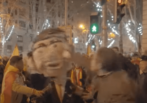 Partidul Socialist spaniol a depus plângere împotriva celor care au linșat un manechin cu chipul premierului Pedro Sanchez | VIDEO