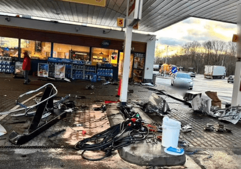 Momentul în care un șofer bulgar intră cu viteză într-o benzinărie, în Slovacia: „Pagubele sunt de cel puțin 200.000 de euro”