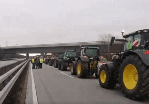 Autostrăzi blocate în toată Germania de „cea mai mare grevă postbelică” a fermierilor. Coloană de 20 de kilometri de tractoare, pe A63, lângă Mainz