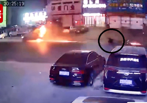 Momentul în care șoferul sare dintr-o mașină cuprinsă de flăcări, în China, și scapă teafăr | VIDEO