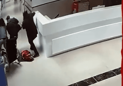 Un agent israelian deghizat în pacient se ridică din scaunul cu rotile, scoate arma și intră în rezerva de spital în care se ascundeau teroriștii vizați, în Cisiordania | VIDEO