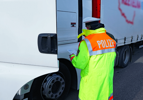 Șofer român de TIR care dormea în cabină, trezit de trei bărbați îmbrăcați în polițiști care i-au spus că e un control de rutină, dar l-au jefuit în câteva secunde