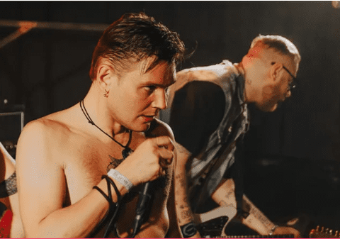 Un nou scandal în Rusia, după ce solistul trupei punk Puppies a cântat gol într-un club din Skt. Petersburg, apoi a fost arestat: „Să facă show la pușcărie”