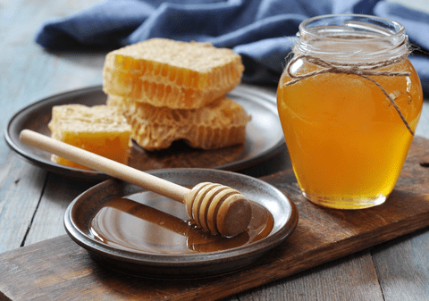 De ce se zaharisește mierea, ce înseamnă și cum poți să previi cristalizarea mierii