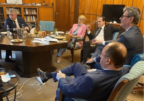 Ludovic Orban: „Nu sunt băutor, eu beau apă plată, fresh sau limonadă şi mai ales ristretto”. Noi detalii despre celebra poză făcută de ziua lui la Palatul Victoria