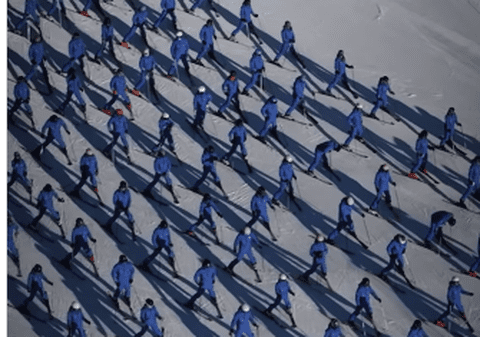 „Ori sunt roboți, ori este AI”. Clip viral cu peste 100 de schiori echipați identic care coboară sincronizat o pârtie din Elveția