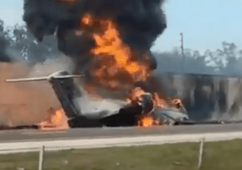 Un avion privat s-a prăbușit pe o autostradă din Florida, după ce a încercat o aterizare de urgență. Doi oameni au murit - VIDEO