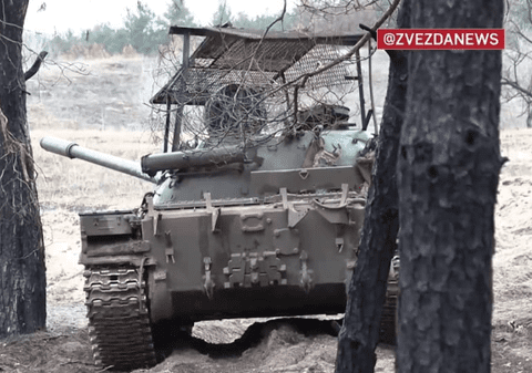 Rușii au trimis în Ucraina tancuri T-55, arată imagini difuzate de presa de stat de la Moscova. Modelul a intrat în dotarea Armatei Roșii în 1958