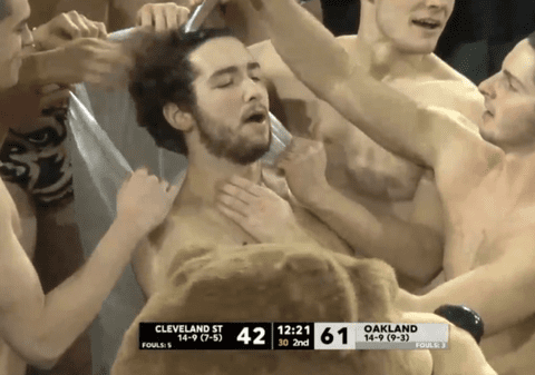 Un fan ras în cap în tribună, în spatele coșului, metoda pentru a face un jucător advers să rateze, în SUA | VIDEO