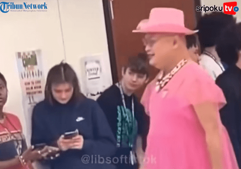 Un profesor de chimie de la un liceu din Texas a fost suspendat, după ce a venit în rochie la cursuri | VIDEO