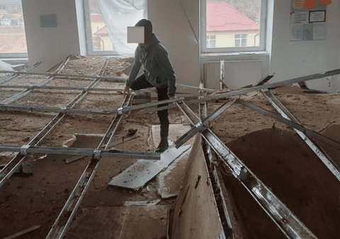 Patru elevi au fost răniți, după ce tavanul sălii de clasă a căzut peste ei. Incidentul a avut loc la o școală din Loamneş