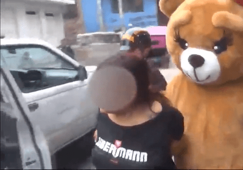 Un polițist deghizat în ursuleț de pluș a arestat de Ziua Îndrăgostiților o traficantă de droguri din Peru. „Tu ești motivul meu pentru a zâmbi”