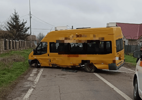Microbuz școlar, implicat într-un accident pe un drum din Tulcea. Doi elevi au ajuns la spital