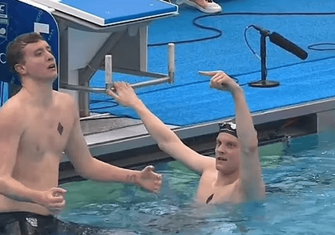 „Cea mai stupidă regulă”. Înotător deposedat de titlu, după ce și-a îmbrățișat coechipierul care ieșise pe locul al doilea, la un concurs de natație din SUA | VIDEO