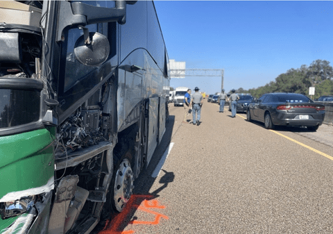 Un student a prevenit o tragedie pe o autostradă din SUA  după ce a preluat controlul unui autobuz școlar implicat într-un incident rutier