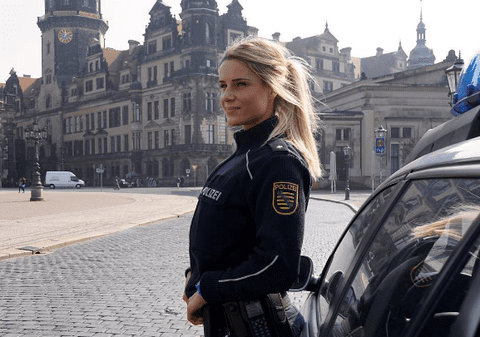 „Cea mai frumoasă polițistă din Germania” a renunțat la carieră, a devenit influencer și este vedetă TV: „Se câștigă mai bine”