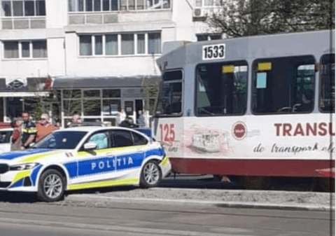 O mașină de poliție a fost lovită de tramvai, la Galați. Vatmanița a fost amendată