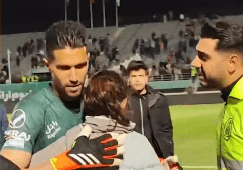 Portarul naționalei de fotbal a Iranului a fost suspendat și amendat, după ce a îmbrățișat o femeie fără hijab care intrase pe teren să-l felicite | VIDEO