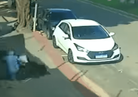 Momentul în care un medic este „înghițit” de trotuarul care s-a surpat brusc, în centrul unui oraș brazilian. Bărbatul și-a fracturat femurul