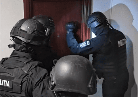 Instructor de yoga, acuzat de trafic de persoane și viol. A obligat opt tinere să facă videochat