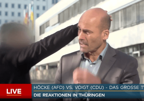 Momentul în care un reporter german primește o palmă peste ceafă și un bobârnac, în timp ce transmitea în direct | VIDEO