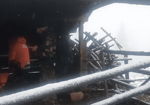 Trei ucraineni au trecut Munţii Maramureșului în România și au cerut ajutor din cauza frigului și a ninsorii. Unul a ajuns la o stână: „Era în adidași”