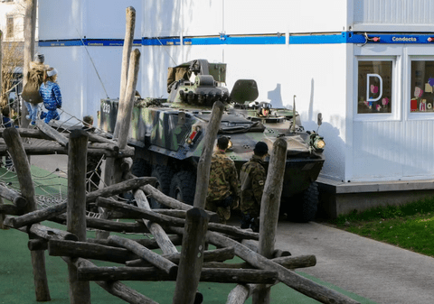 La o lecție despre ce meserii au părinții, tatăl unui copil, un colonel, a trimis mai multe vehicule de luptă în curtea unei școli primare din Elveția