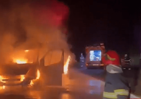 O ambulanță care ducea o femeie la spital a luat foc în noaptea de Înviere, în Mureș. Pacienta, salvată în ultimul moment