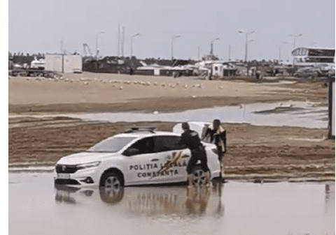 Imagini virale: mașină a Poliției Locale Constanța, blocată în nisip, pe plajă. Ce au făcut agenții | VIDEO