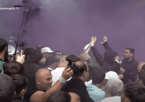 Noi proteste la Erevan, din cauza acordului cu Azerbaidjan. Manifestanții au aruncat cu grenade fumigene și s-au bătut cu Poliția | VIDEO