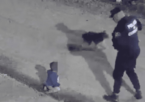 Un bebeluș a fost găsit de polițiștii argentinieni în mijlocul drumului, la ora 3 dimineața, după ce se furișase din casă | VIDEO