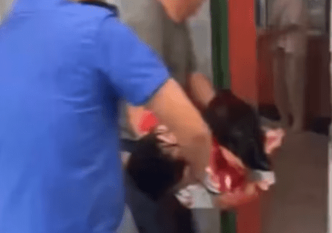 Doi morţi şi zece răniţi în China, după un atac cu cuţitul într-o şcoală primară din Guixi. O femeie a fost arestată