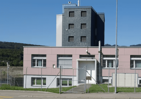 Elvețienii nu mai au loc în pușcării: au adus paturi pliante în celule și vor să monteze containere în curtea penitenciarelor