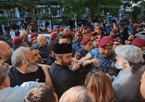 Sute de arestări în Armenia, după protestele conduse de arhiepiscopul Bagrat Galstanian, care vrea să devină premier