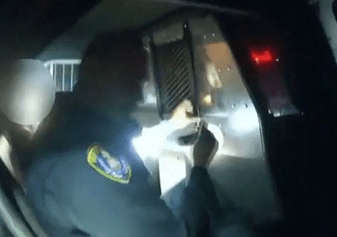 Un polițist din SUA a demisionat după ce s-a blocat în mașină cu femeia pe care o arestase și avut nevoie ca un coleg să-i elibereze | VIDEO
