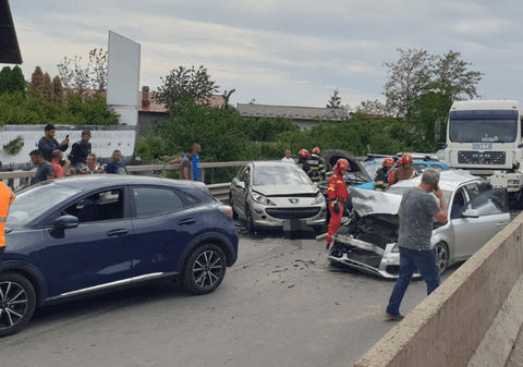 Accident pe DN 1, la Bărcănești, lângă Ploieşti, cu șase mașini și un camion. Doi oameni au ajuns la spital