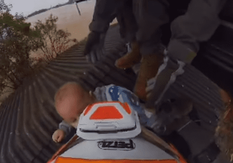 Momentul în care armata salvează un bebeluș prin acoperiș, în timpul inundațiilor devastatoare din Brazilia | VIDEO