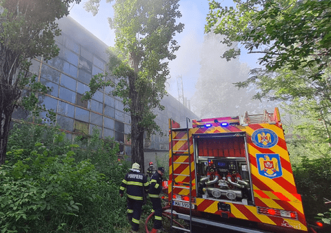 Incendiu puternic la o hală din Ploiești. Mesaj Ro-Alert, emis din cauza degajărilor mari de fum. VIDEO
