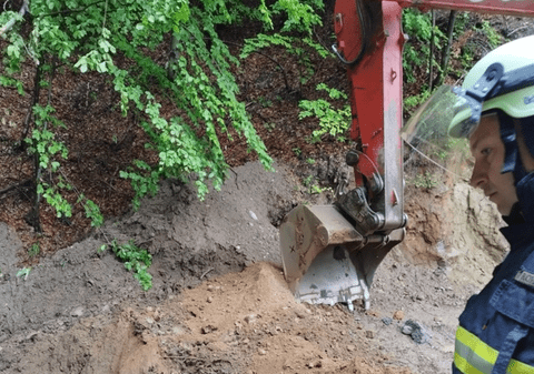 Un bărbat a murit după ce a fost prins sub un mal de pământ, când lucra la un drum forestier din Călimăneşti