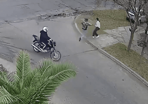 Doi adolescenți au vrut să jefuiască o femeie, dar au dat peste o polițistă în civil care a tras în ei, în Argentina | VIDEO