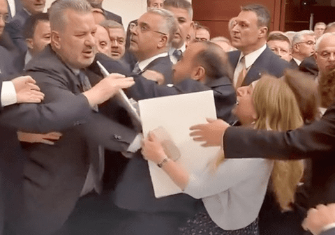 Încăierare în Parlamentul turc, după destituirea unui primar prokurd