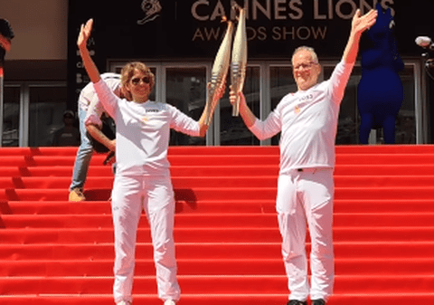 Actrița americană Halle Berry a purtat flacăra olimpică, pe care a preluat-o pe covorul roșu de la Cannes | VIDEO
