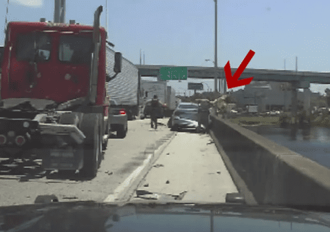 O americancă a furat mașina de test drive, a fost urmărită de poliție, a făcut accident, apoi s-a aruncat în apă, de pe un pod | VIDEO