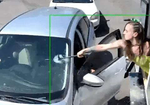 Vânzătoarea a spart cu ciocanul parbrizul mașinii unui client, care aruncase cafeaua pe ea, nemulțumit de preț, în SUA | VIDEO