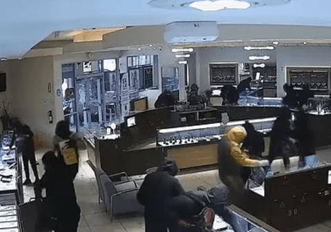Jaf în 141 de secunde. O bandă de 20 de hoți golește un magazin de bijuterii din California | VIDEO