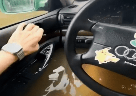 Momentul în care un șofer rămâne blocat în inundațiile din Bavaria. Apa ajungea până la volan | VIDEO