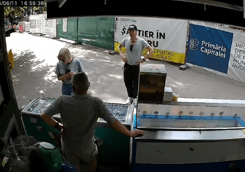 Concert Coldplay la București. Trupa britanică s-a plimbat pe Lipscani înaintea primului show de pe Arena Naţională. Chris Martin și-a cumpărat înghețată în Cișmigiu