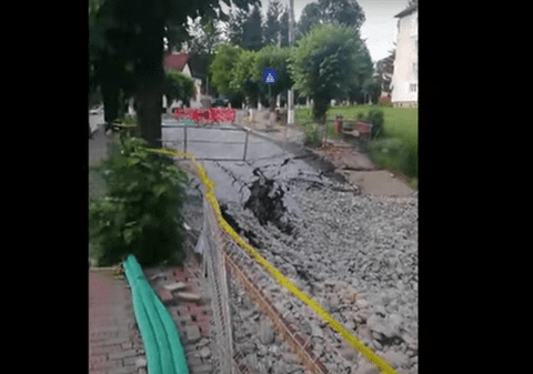 Craterul de pe strada surpată din Slănic Prahova s-a adâncit din nou. Ce spun autoritățile